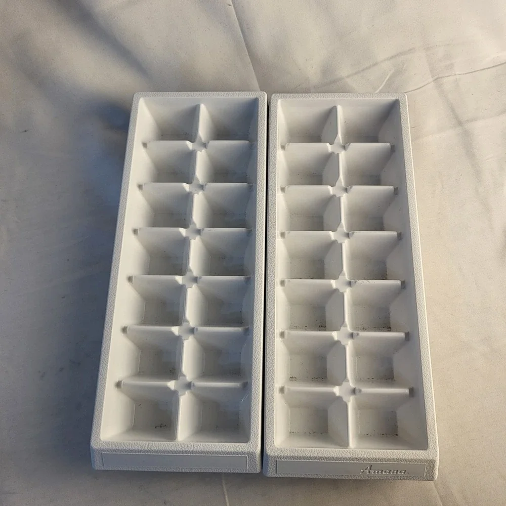 Lot of 2 Vintage Amana White Plastic Freeze Ice Cube Trays 14 Large Cubes ea
